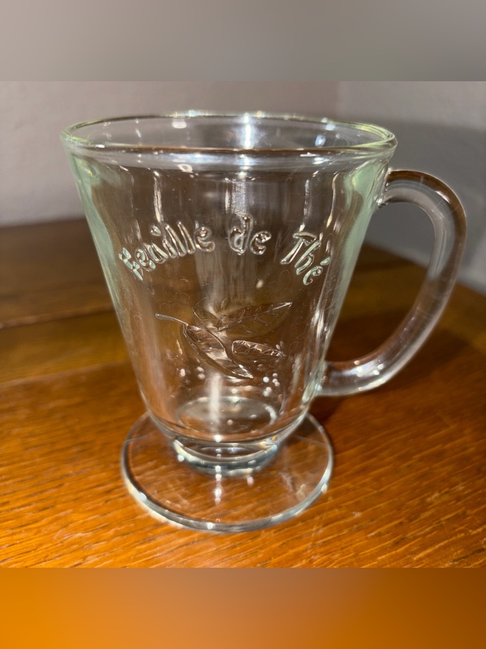 Feuille de Thé Clear Glass Footed Tea Mug Embossed French Tea Leaf Coffee Cup